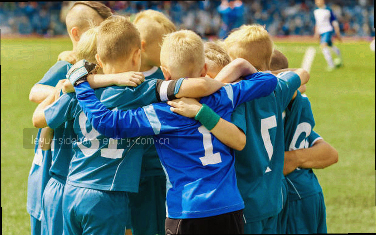 夜色球场灯光下的足球赛场特写，带轻微运动模糊